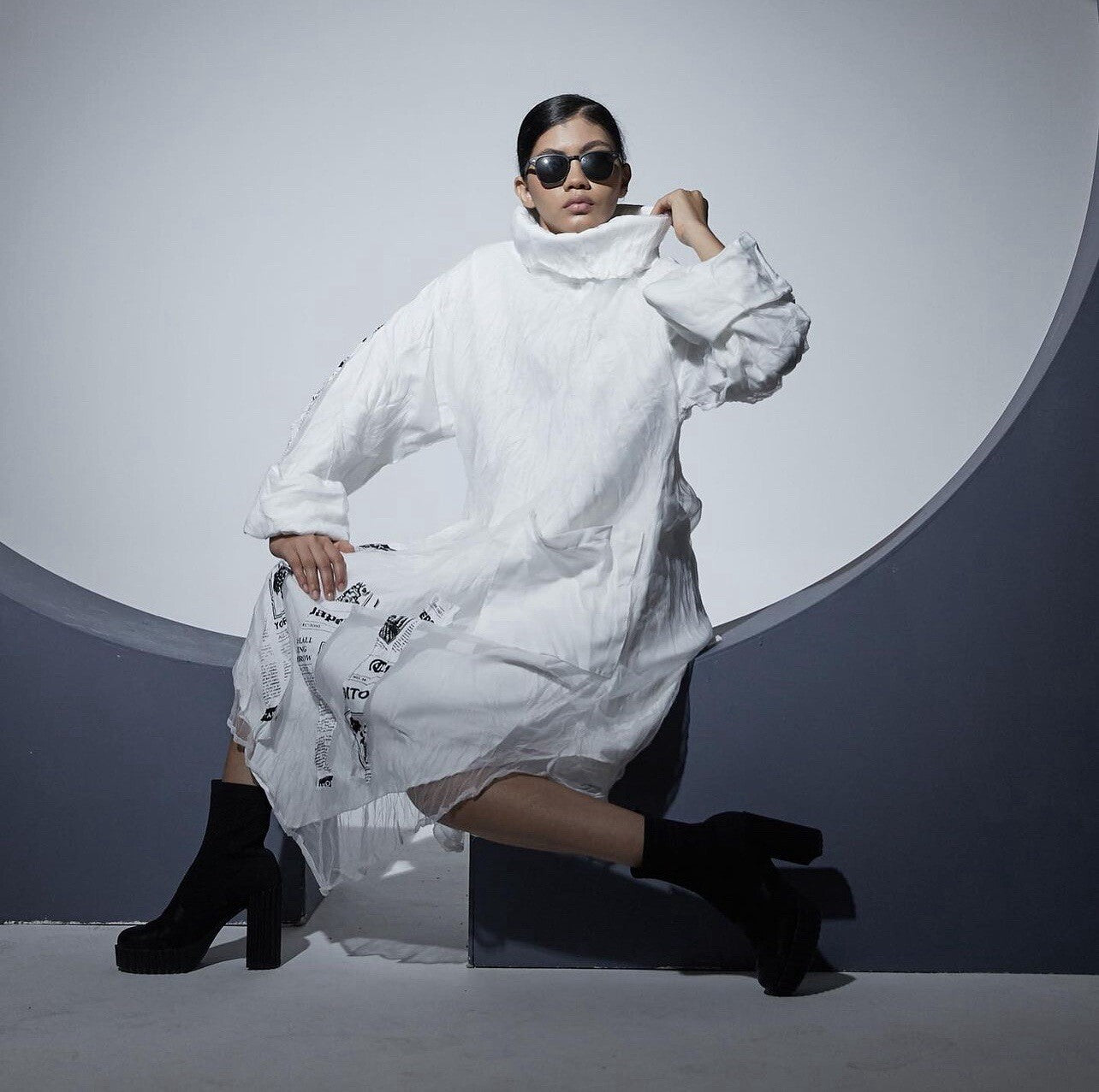 H4 White Oversized Dress with Newspaper Print, Sz 16-18/38 Made In Turkey