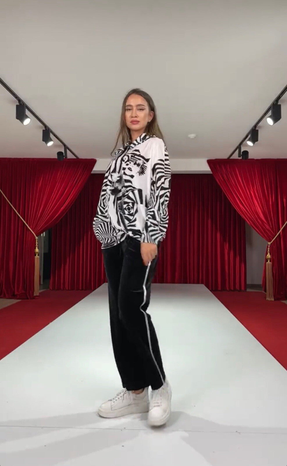 CN-G 2 Pcs Black & White Geometric Suit Sz 18, Made In Turkey
