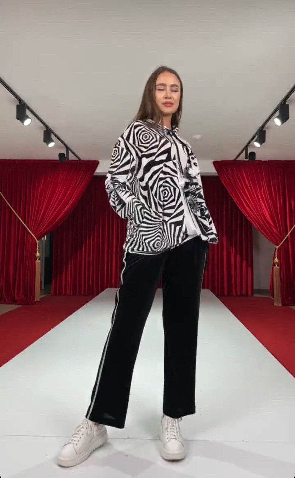CN-G 2 Pcs Black & White Geometric Suit Sz 18, Made In Turkey