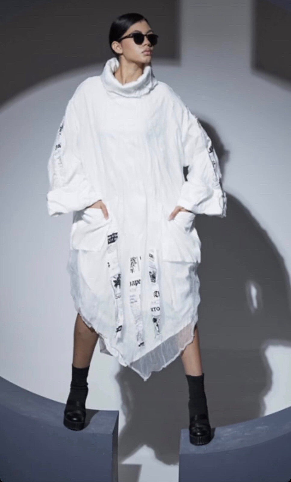 H4 White Oversized Dress with Newspaper Print, Sz 16-18/38 Made In Turkey
