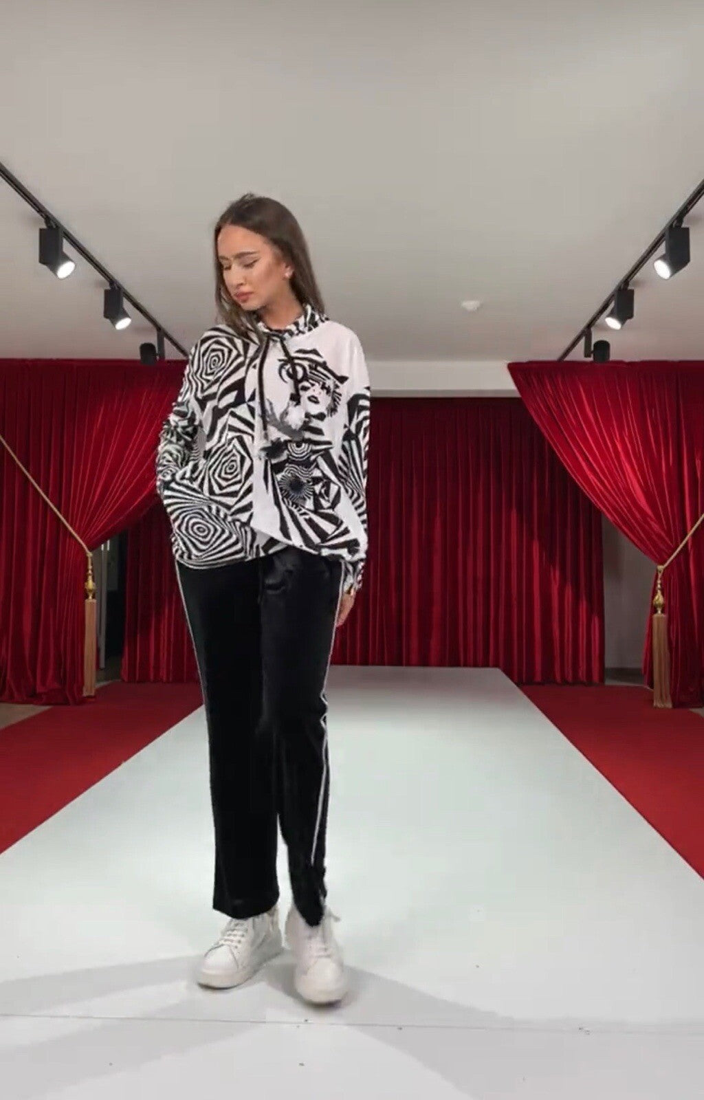 CN-G 2 Pcs Black & White Geometric Suit Sz 18, Made In Turkey