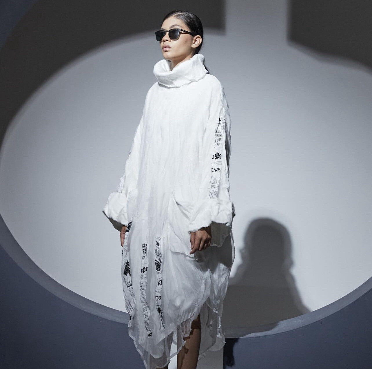 H4 White Oversized Dress with Newspaper Print, Sz 16-18/38 Made In Turkey