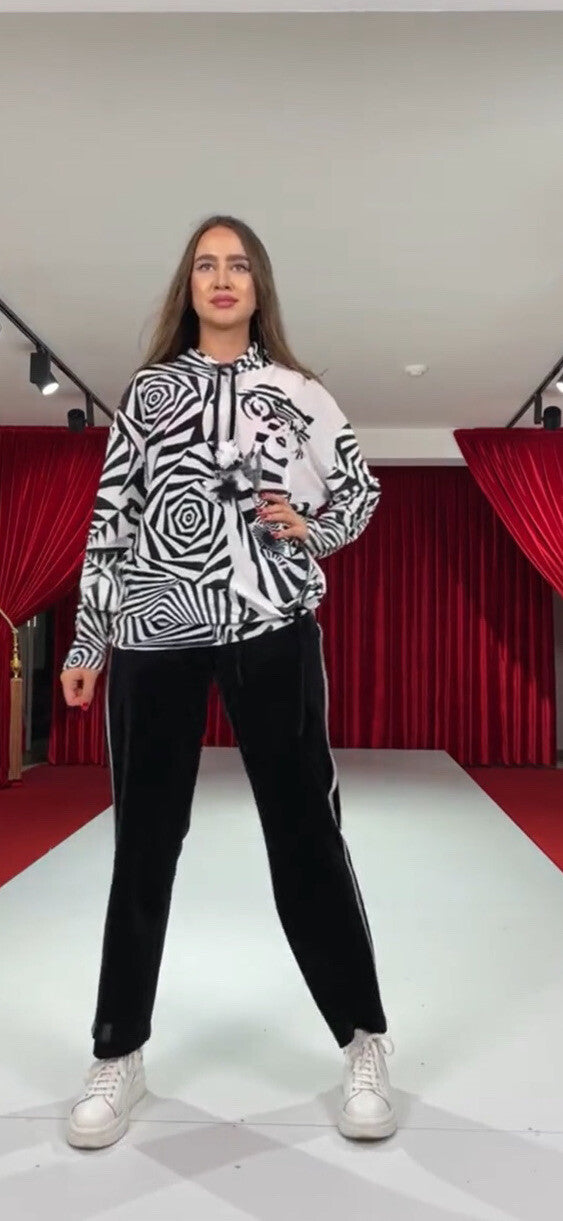 CN-G 2 Pcs Black & White Geometric Suit Sz 18, Made In Turkey