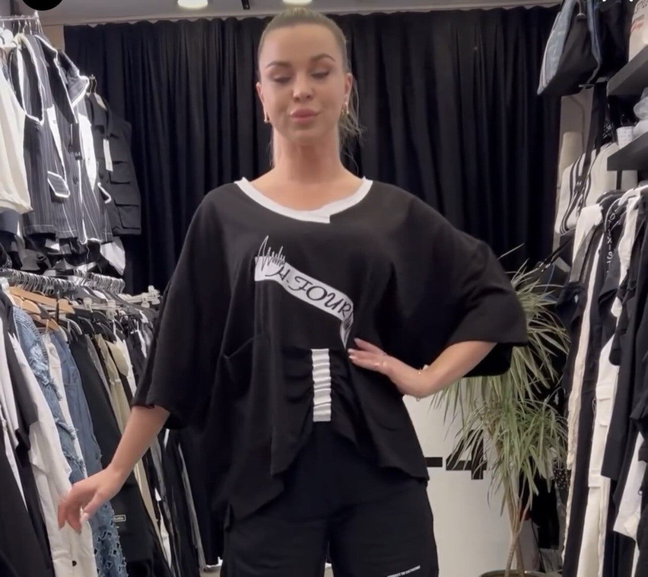 H4 Oversized Graphic Top Sz 16–22/38 Made In Turkey
