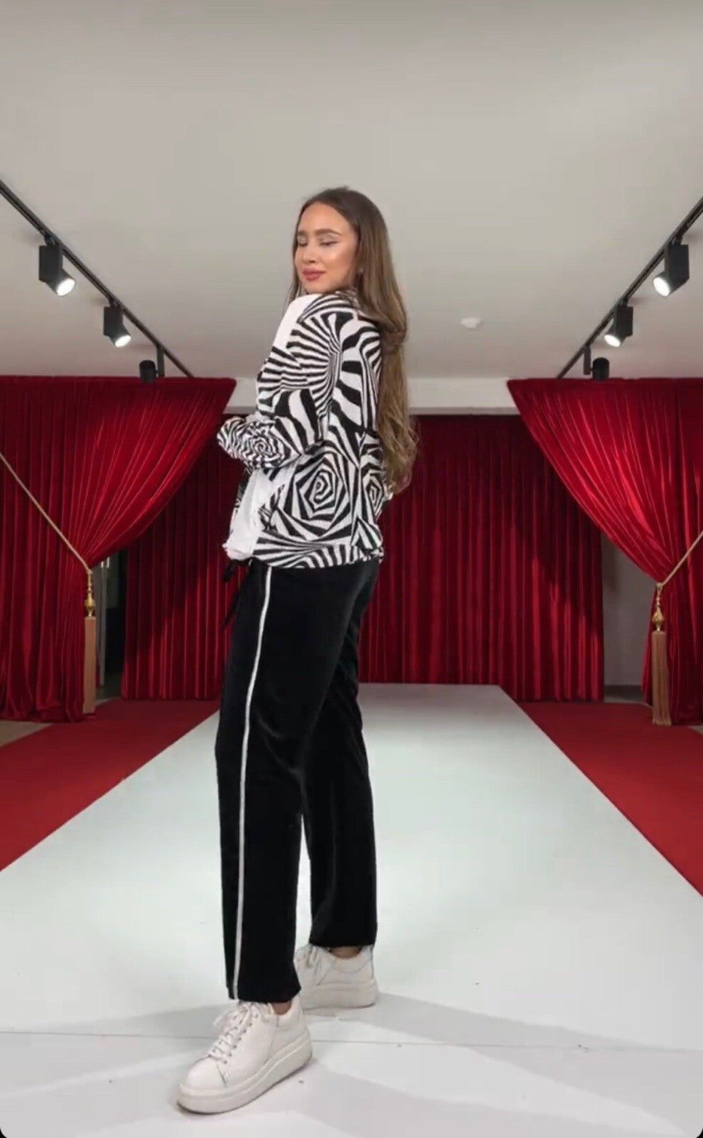 CN-G 2 Pcs Black & White Geometric Suit Sz 18, Made In Turkey