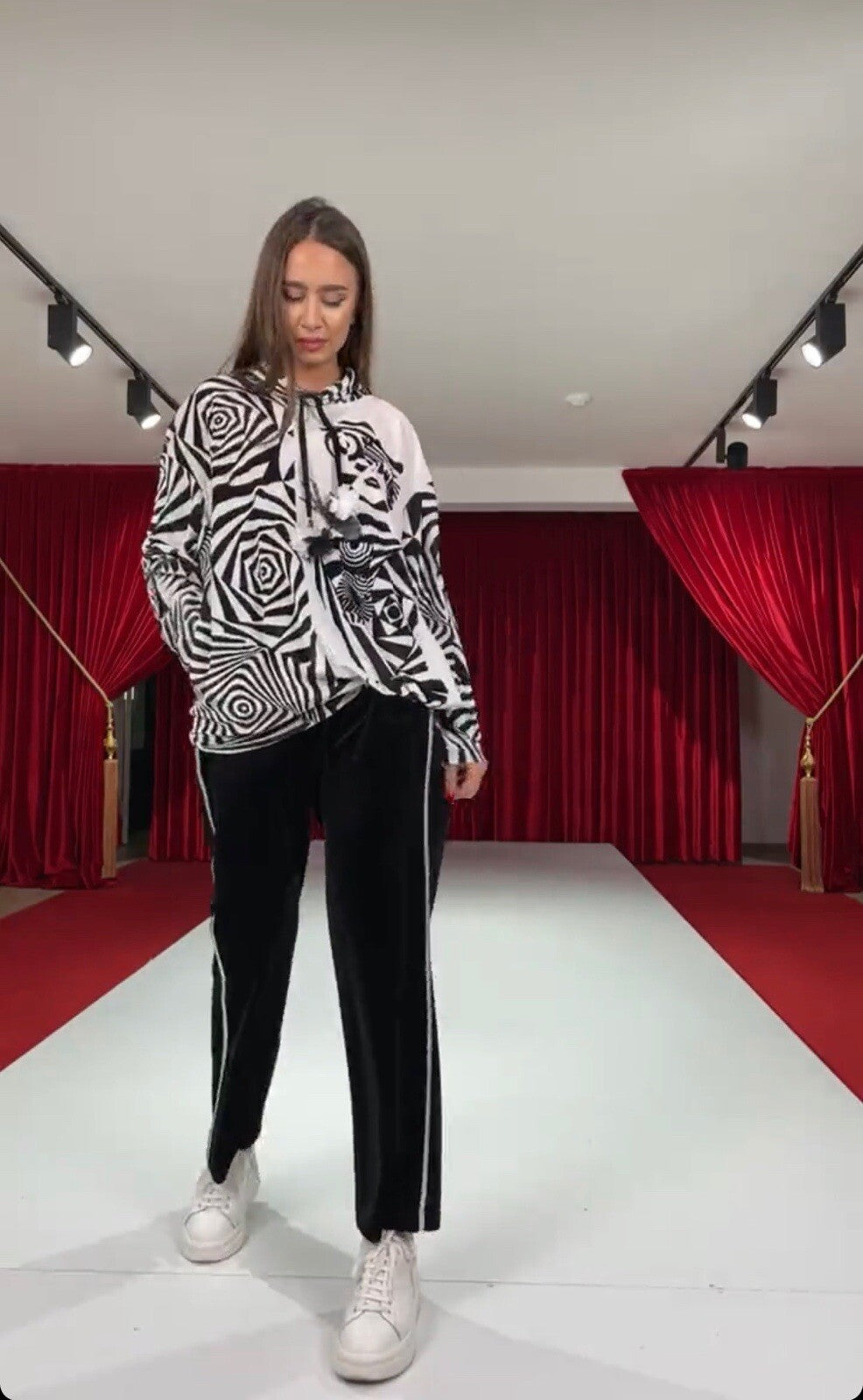 CN-G 2 Pcs Black & White Geometric Suit Sz 18, Made In Turkey